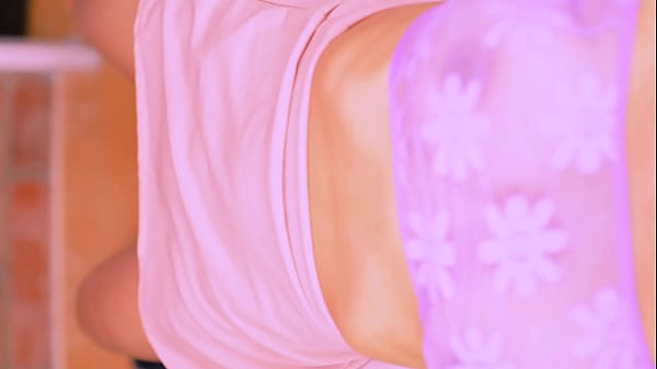 El padrastro invitó a la mejor amiga a su biblioteca, y la pasión los consumió.