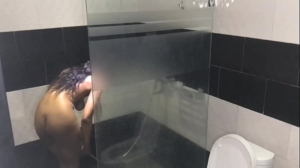 El vecino entra mientras me estoy dando una ducha y la pasamos bien