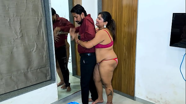 Sister-in-law suddenly appeared in front of brother-in-law in bikini.