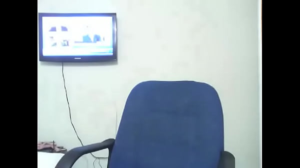 Cara novinho musculoso na cam apreciando seu consolo