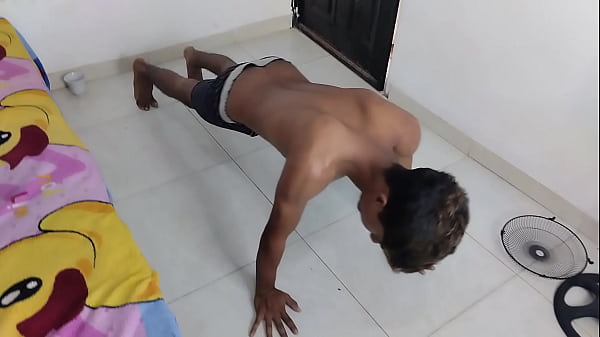 Mi hermanastro esta haciendo ejercicio en el cuarto y le digo que hagamos ejercicio y me folla duro y me trago su leche