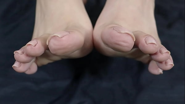 Brincando com os pezinhos e fodendo muito o cuzinho