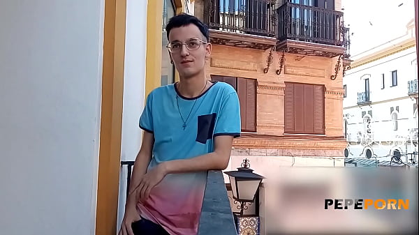 珍妮佛多明尼克差點用她的巨乳壓垮年輕的帕茲先生！