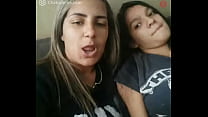 Duas gatas vendo o pau na chamada de vídeo