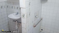 Mi hermanastra y yo tenemos sexo en el baño - mi madrastra nos pillan teniendo sexo y se masturba la muy puta