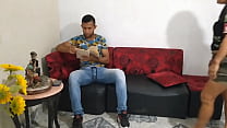 Milf cachonda le chupa la verga al amigo de su hijo