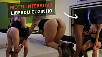 Motel Interativo - Macho comeu e gozou no cuzinho que escorreu pra bucetinha. A camisinha saiu e fui comida no pelo. Corno ficou só olhando pelo vidro.