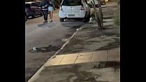 Cantada no bar, comida na moita, Belinha não resistiu ao tesão da rua