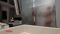 O corno do marido ficou assistindo sua esposa tomar banho com outro BBC