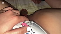 cachonda frota su clitoris con un dildo al medio de su pantie blanca