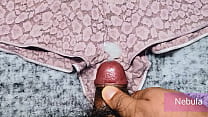 Use los panties usados de mi novia para masturbarme mientras ella está de viaje, me corrí sobre su panty rosa