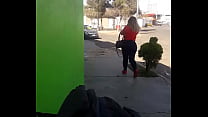 Mamazota de culo grande caminando..