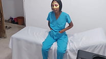 Enfermera Tentada: El Doctor la Seduce y Explora su Cuerpo
