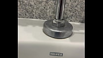 Paja en baño del centro comercial