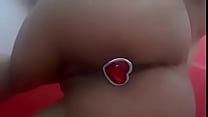Plug anal en el culo de una puta