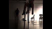 Doctorita argenta hace pole dance