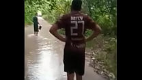 Roberio lindo pulando na lama
