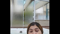 Estou sozinha na jacuzzi do hotel, o marido está no quarto, e eu aqui cheia de fogo
