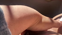 en la ma&ntilde;ana me pongo muy caliente corro mi pantie hacia un lado y me m&aacute;sturbo intensamente