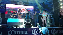 Chicas calientes bailando en bikini