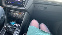 Risky blowjob and fuck in the car