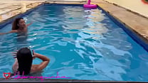 tomando banho de piscina pelada com minha melhor amiga sol