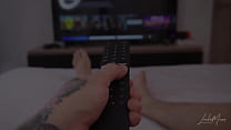(FULL VIDEO) Le hago creampie a mi hermanastra mientras vemos porno juntos / Leela Moon