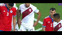 Futbolista de Perú mostrando sus abdominales