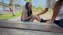 encontrei com uma novinha brincando no parque e ela pediu pra bricar com meu pirulito cabecudo então levei ela para o carro(COMPLETO NO RED)