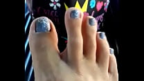 Mi novia se arregla las uñas de los pies