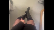 Qui passe sous le bureau