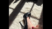 Je me touche sensuellement les pieds avec mes beaux talons noirs