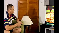 Esposa faz marido sair do vídeo game do seu jeitinho