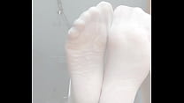 Nylonjunge und seine Nylonfüsse