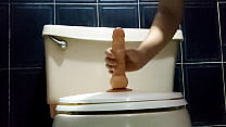 Montando mi dildo antes de darme una ducha