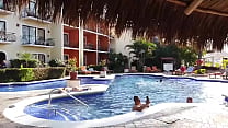 La chica acostada en la orilla de la alberca es evitaloveporn el pendejo que está con el cel es un desconocido que no sab...