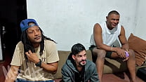 Encontrei uma Gostosa na balada e ela veio aqui em casa na vontade de fazer um Gang com os amigos essa safada topou fazer muita putaria e filmar tudo (VIDEO COMPLETO NO RED)