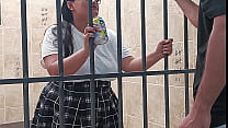 Estudiante adolecente se deja follar su estrecho coño en la cárcel