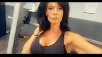 Après le sport c est la douche ... ce soir vidéo nue de très très près ...