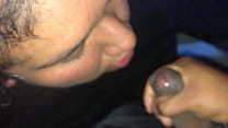 Madre soltera me chupa la pinga en un taxi paseando por las calles de Lima.