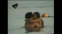 na praia