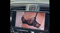 Colocamos um porno pra assistir enquanto viajávamos, fiquei com tanto tesão que nem paramos o carro pra aprontar