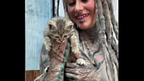 This little kitty loves my dreadlocks! ?Do youts play with your hair too?#KittyLove #DreadlockVibes #FurryFrie...