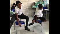 2 putinhas dando aula de sentada na sala de aula
