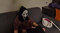 un jeune mec masqué démonte une milf dans une chambre d'hotel