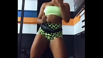 Manuelly Melo dançando funk de shortinho na academia