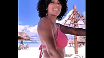 Negra bailando Rico en la playa
