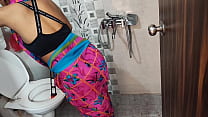 desi maid bathroom dho rahi thi tabhi usaka sahab aya or chod diya
