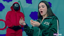 SQUID GAME - Victoria carmargo bsile rompe la galleta en el juego del calamar y es follada por su carnoso y rosado coño.