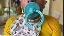 Ageplay. O puto sente prazer em usar fralda, chupar chupeta...Acabei de postar o resumão no meu blog e no xvideos: #fet...